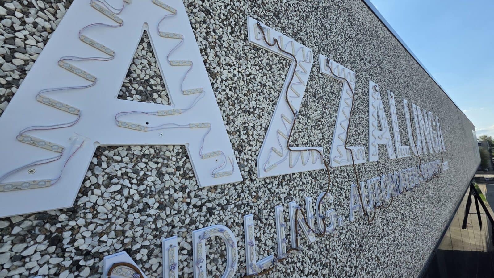 Insegna 3D: design, tecnologia e cura artigianale